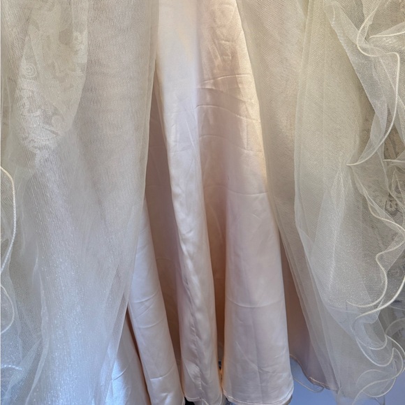 Chi Chi London Wedding Dress - Picture 7 of 9